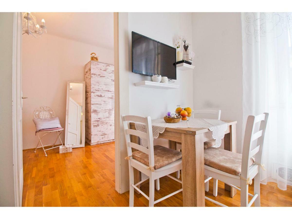 Double A Split Apartment ภายนอก รูปภาพ